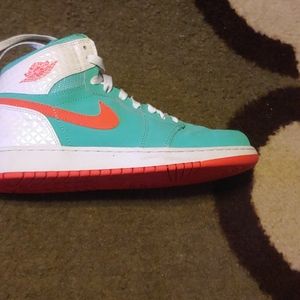 Green/white/salmon Nike size 7Y